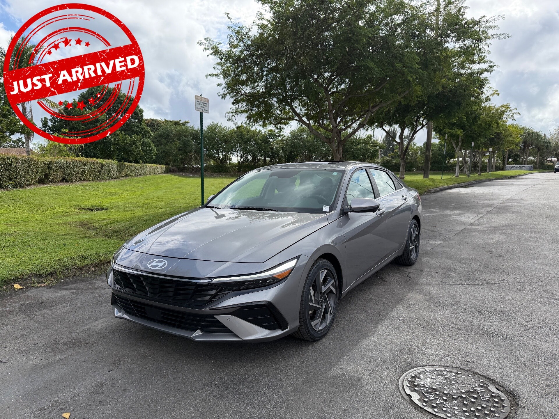 2024 Hyundai Elantra Limited's photo