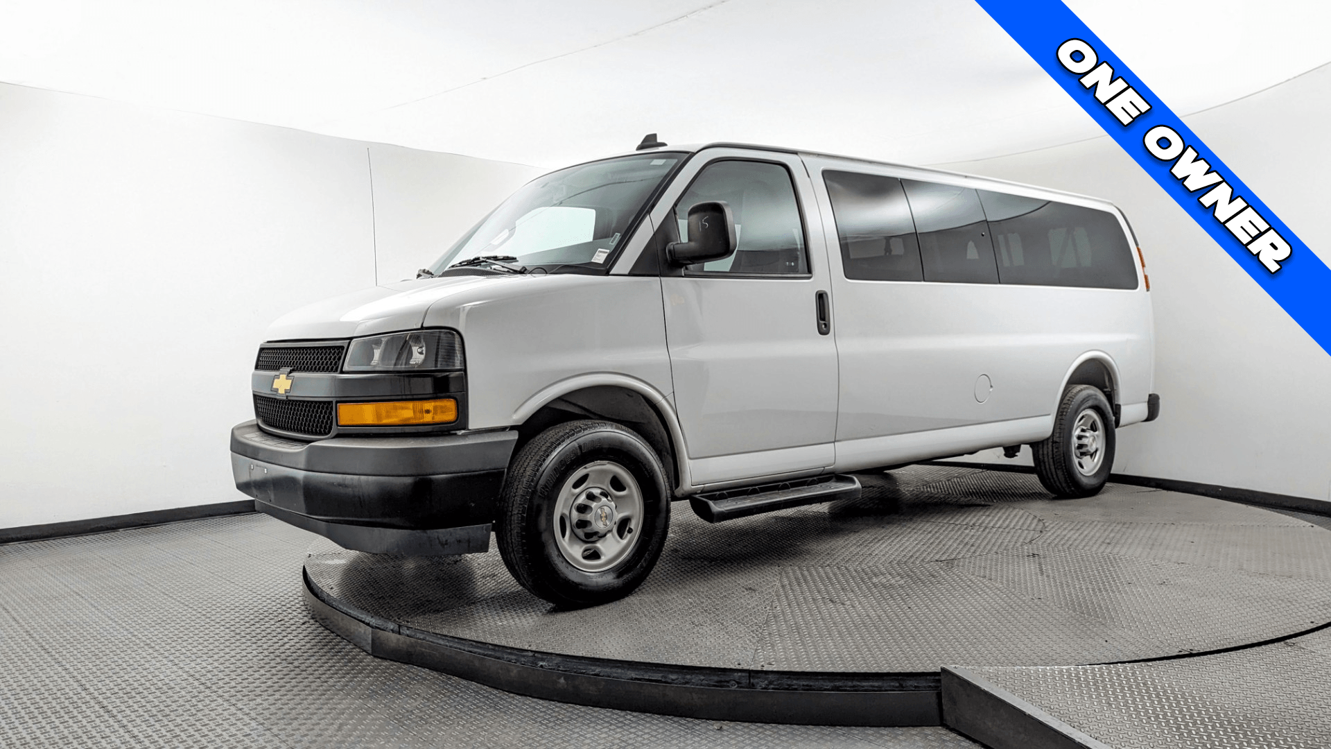 2023 Chevrolet Express Passenger LS's photo