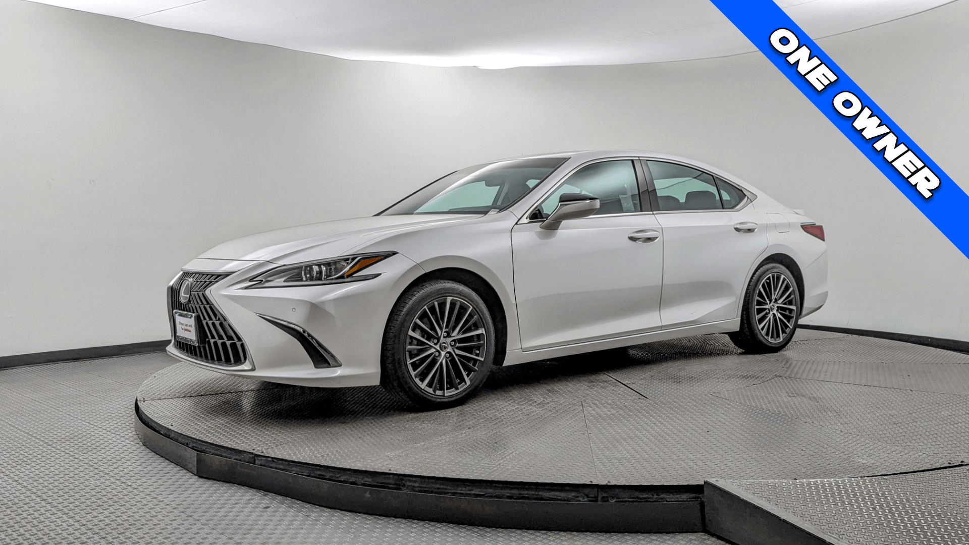 2024 Lexus ES 300h 300h's photo