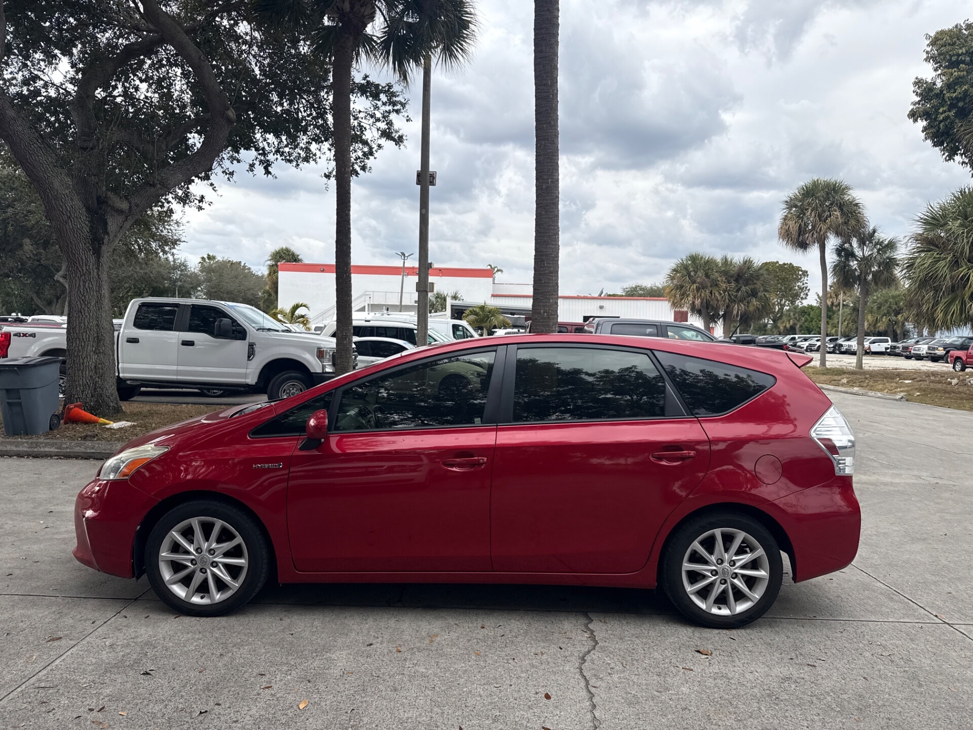 used vehicle - SEDAN TOYOTA PRIUS V 2013