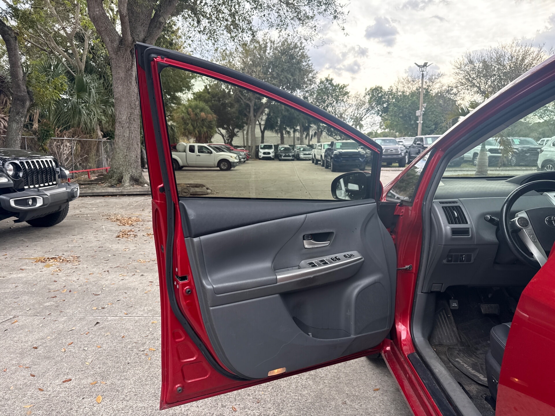 used vehicle - SEDAN TOYOTA PRIUS V 2013