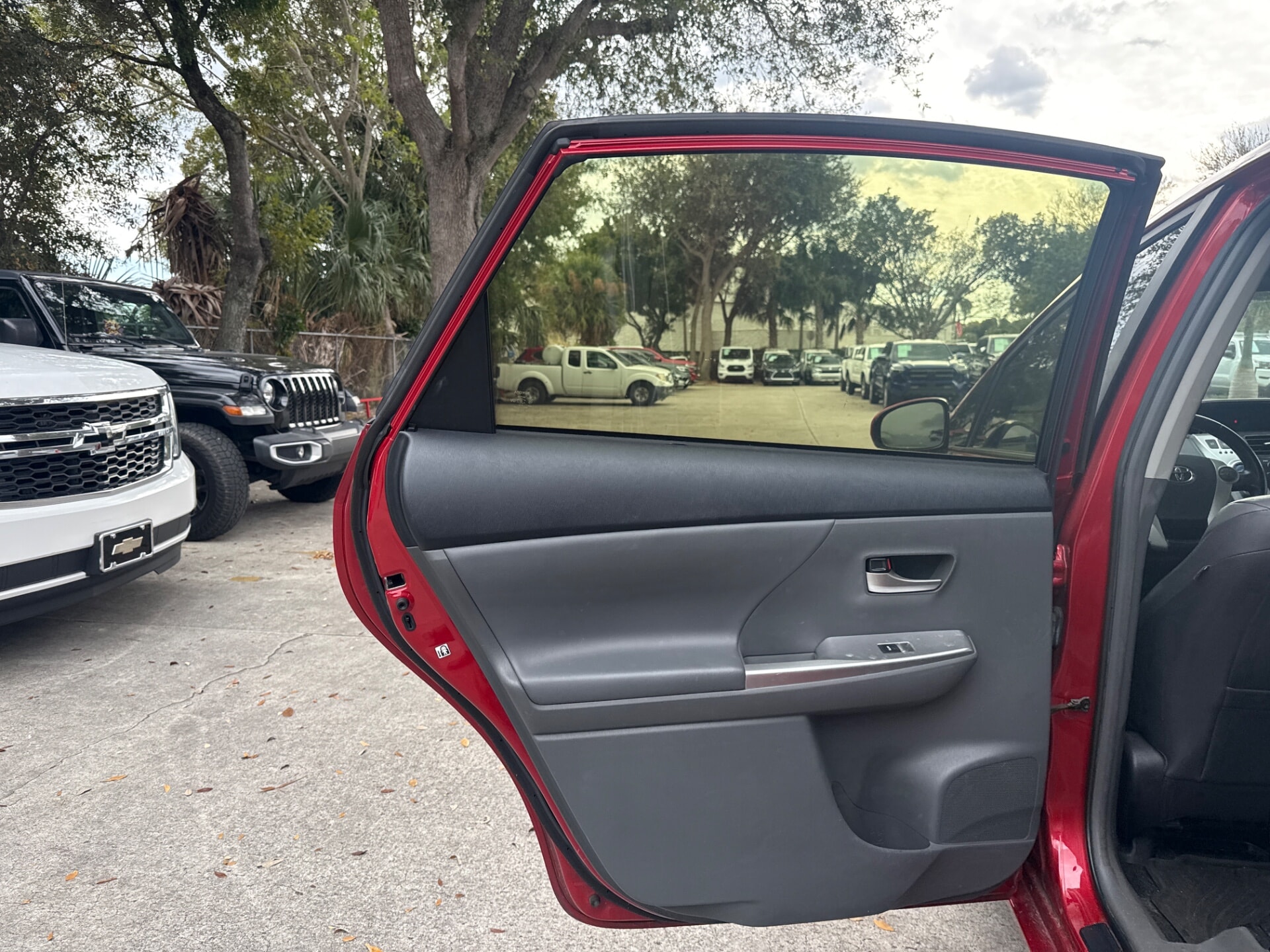 used vehicle - SEDAN TOYOTA PRIUS V 2013