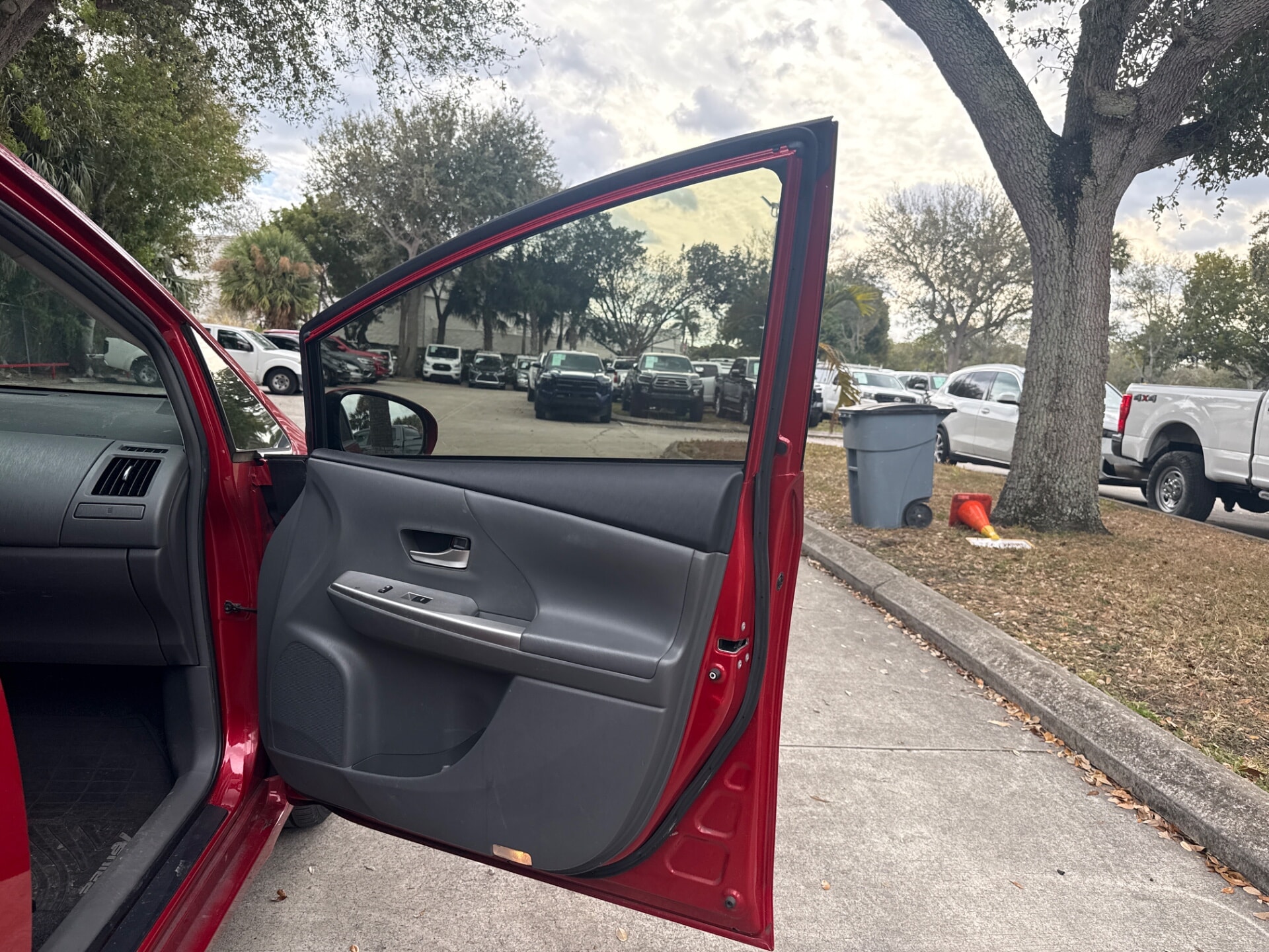 used vehicle - SEDAN TOYOTA PRIUS V 2013
