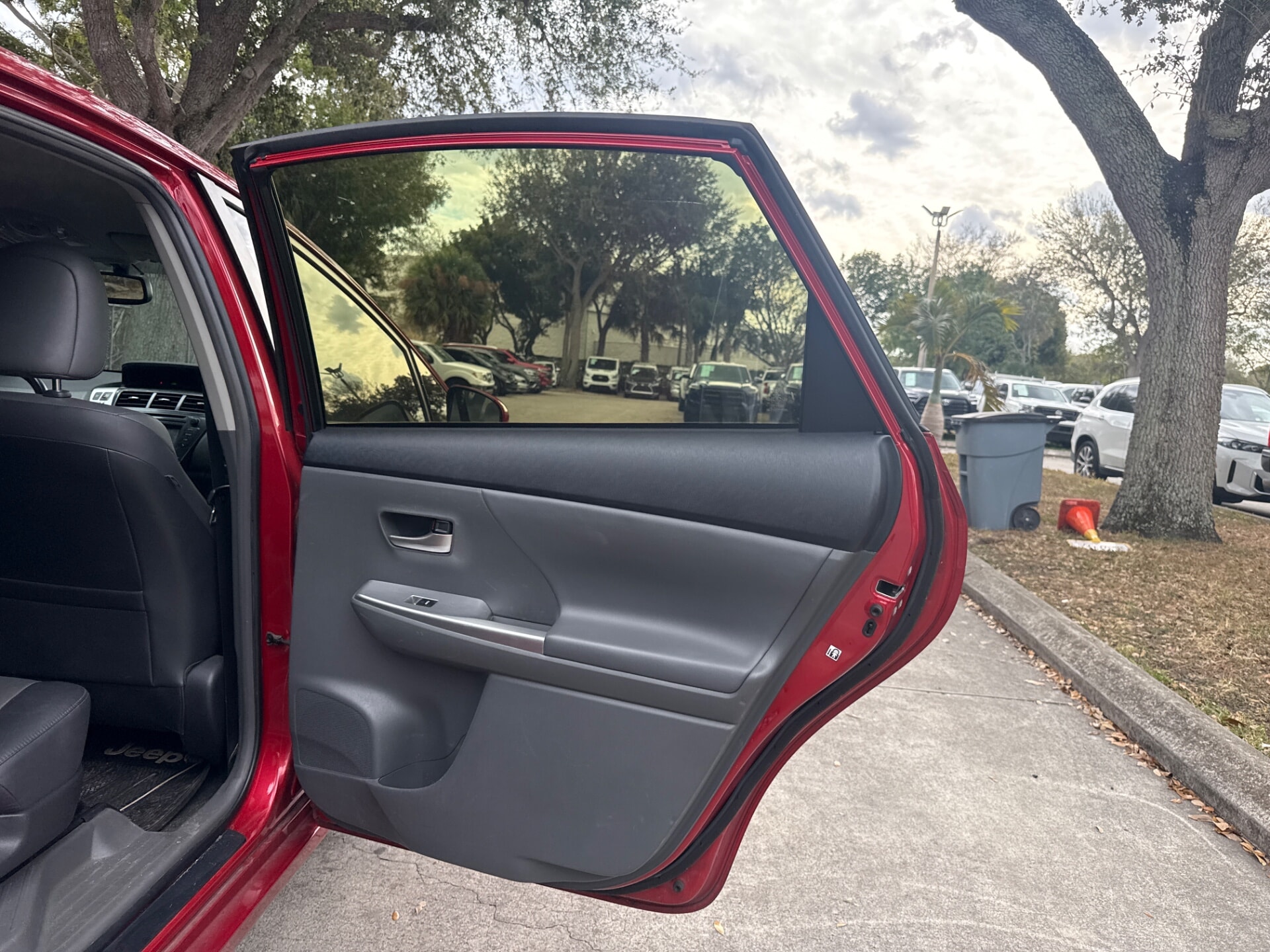 used vehicle - SEDAN TOYOTA PRIUS V 2013