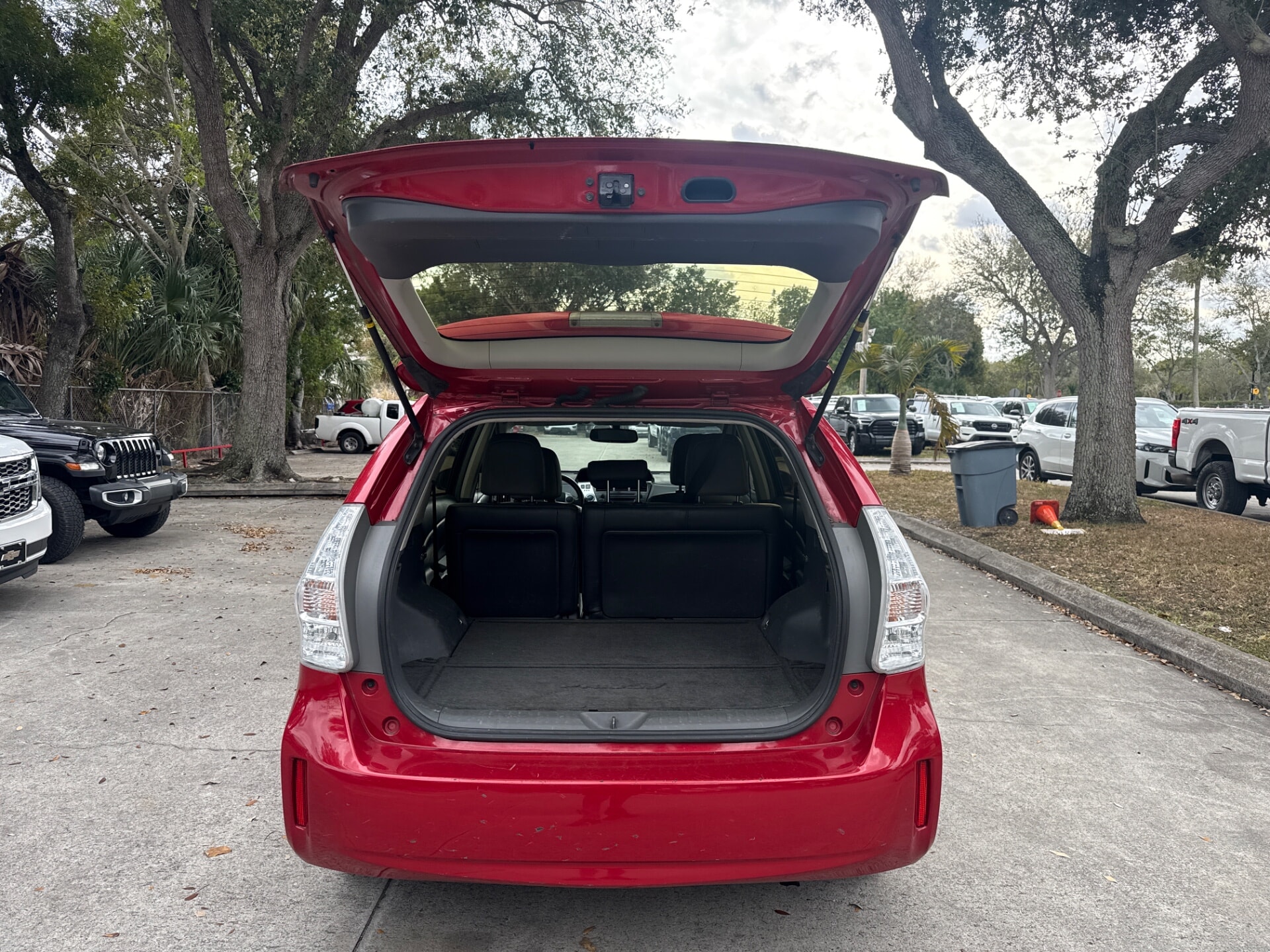 used vehicle - SEDAN TOYOTA PRIUS V 2013