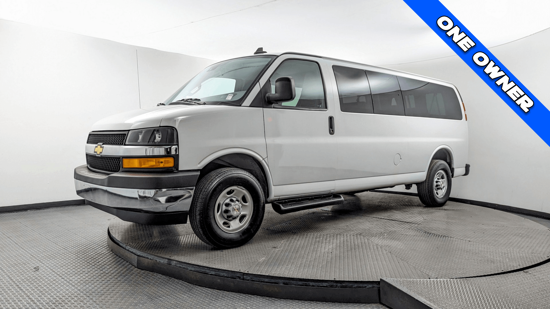 2023 Chevrolet Express 3500 LT Extended's photo