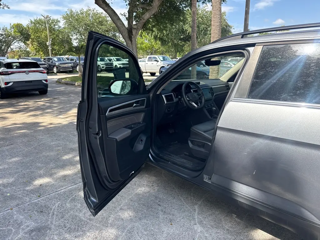 Florida Fine Cars - Used VOLKSWAGEN ATLAS 2021 WEST PALM 3.6L V6 SE W/TECHNOLOGY