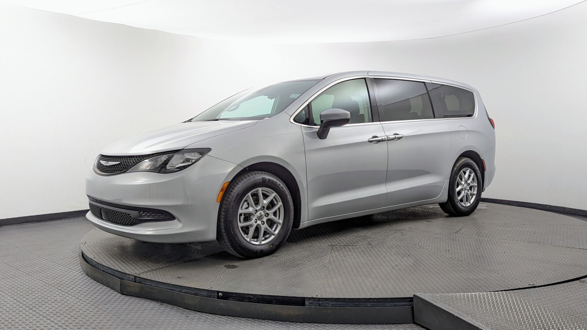 2023 Chrysler Voyager LX's photo
