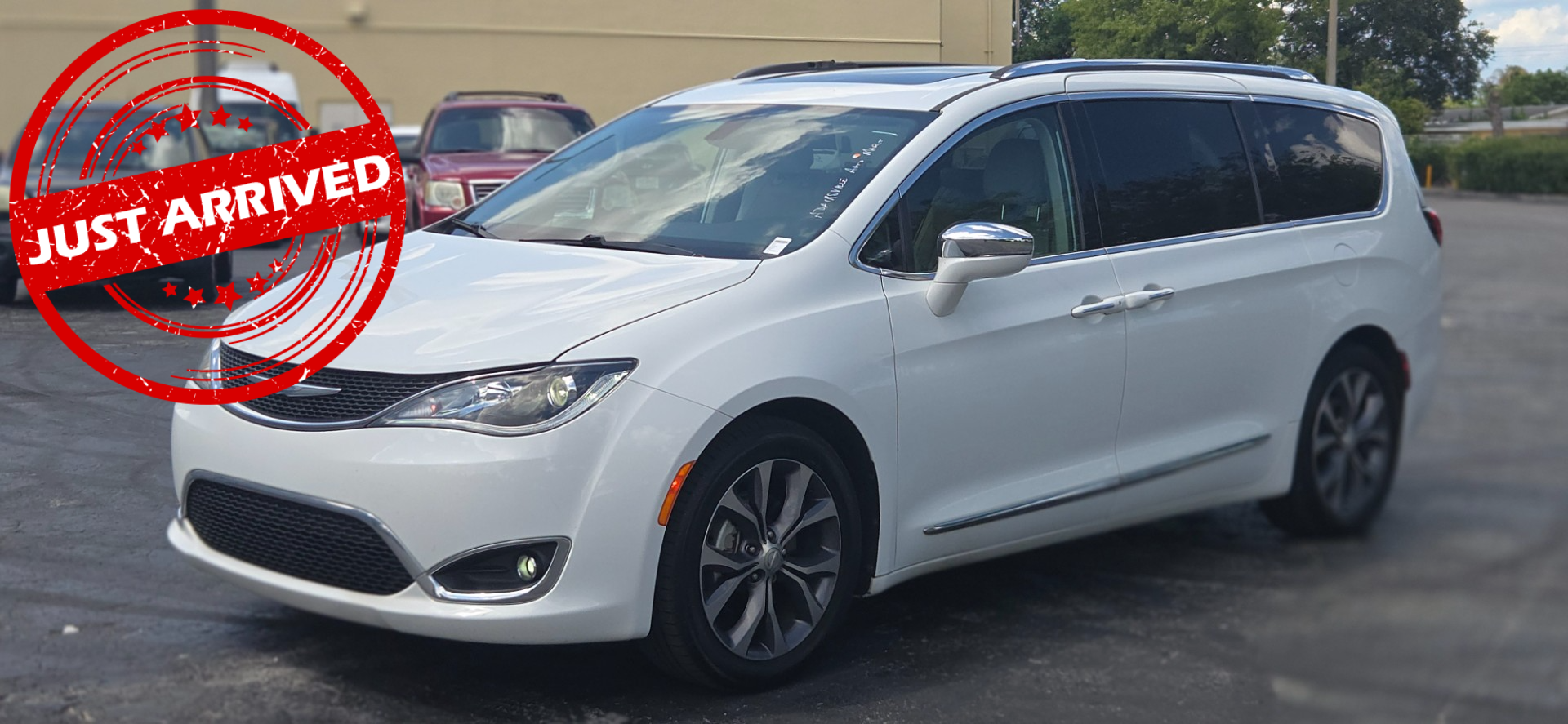 2017 Chrysler Pacifica Limited's photo