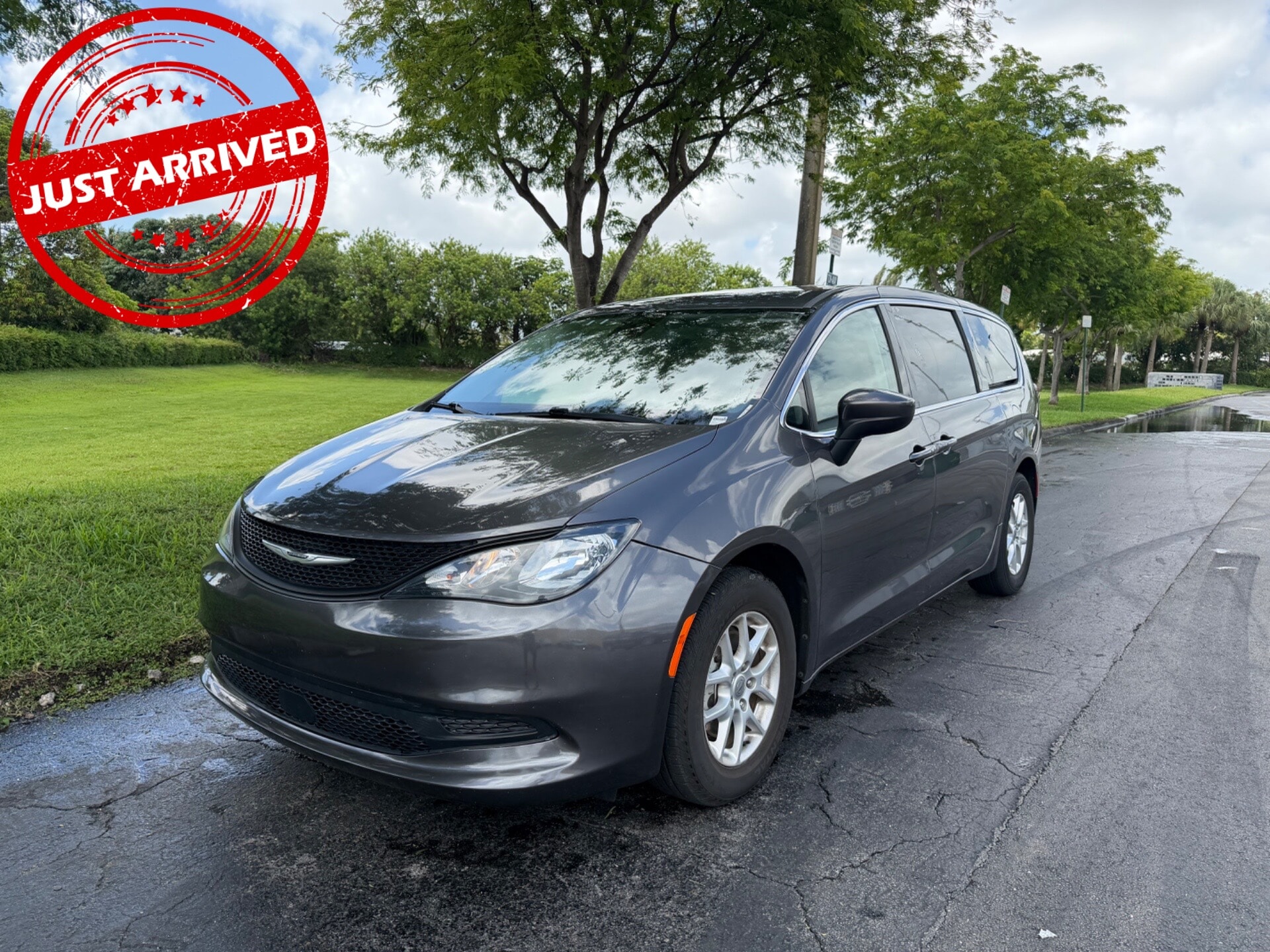 2023 Chrysler Voyager LX's photo
