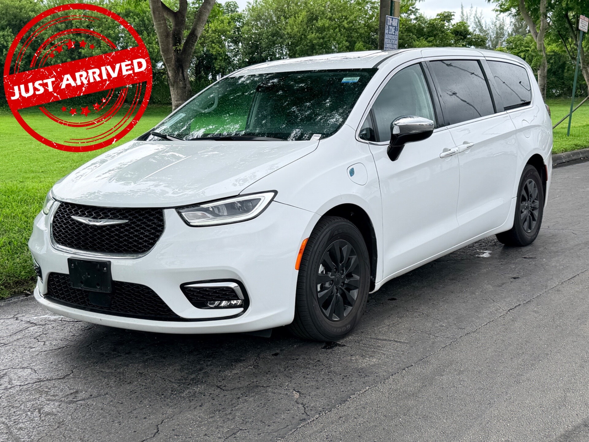 2023 Chrysler Pacifica Hybrid Limited Hybrid's photo