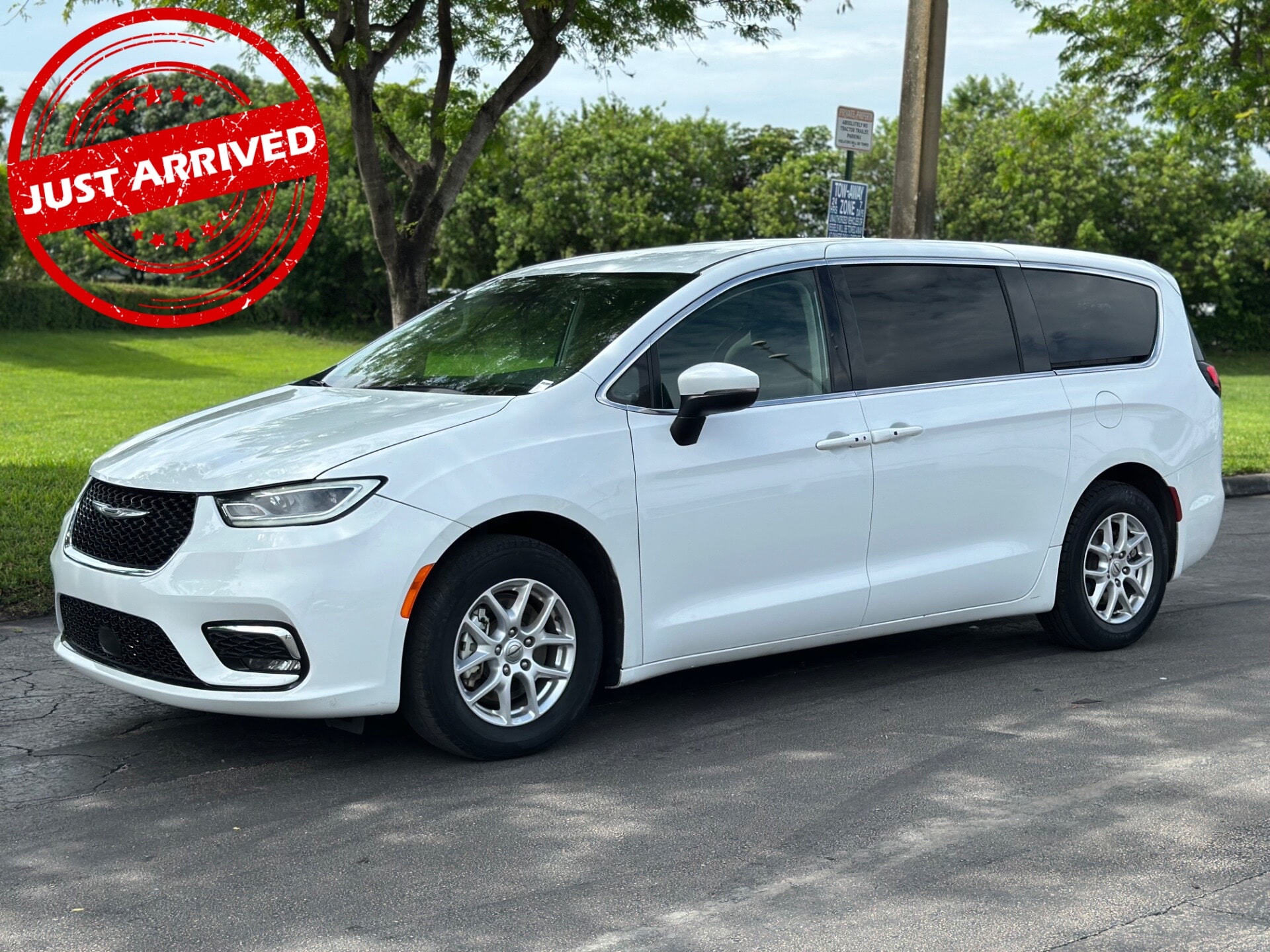 2023 Chrysler Pacifica's photo
