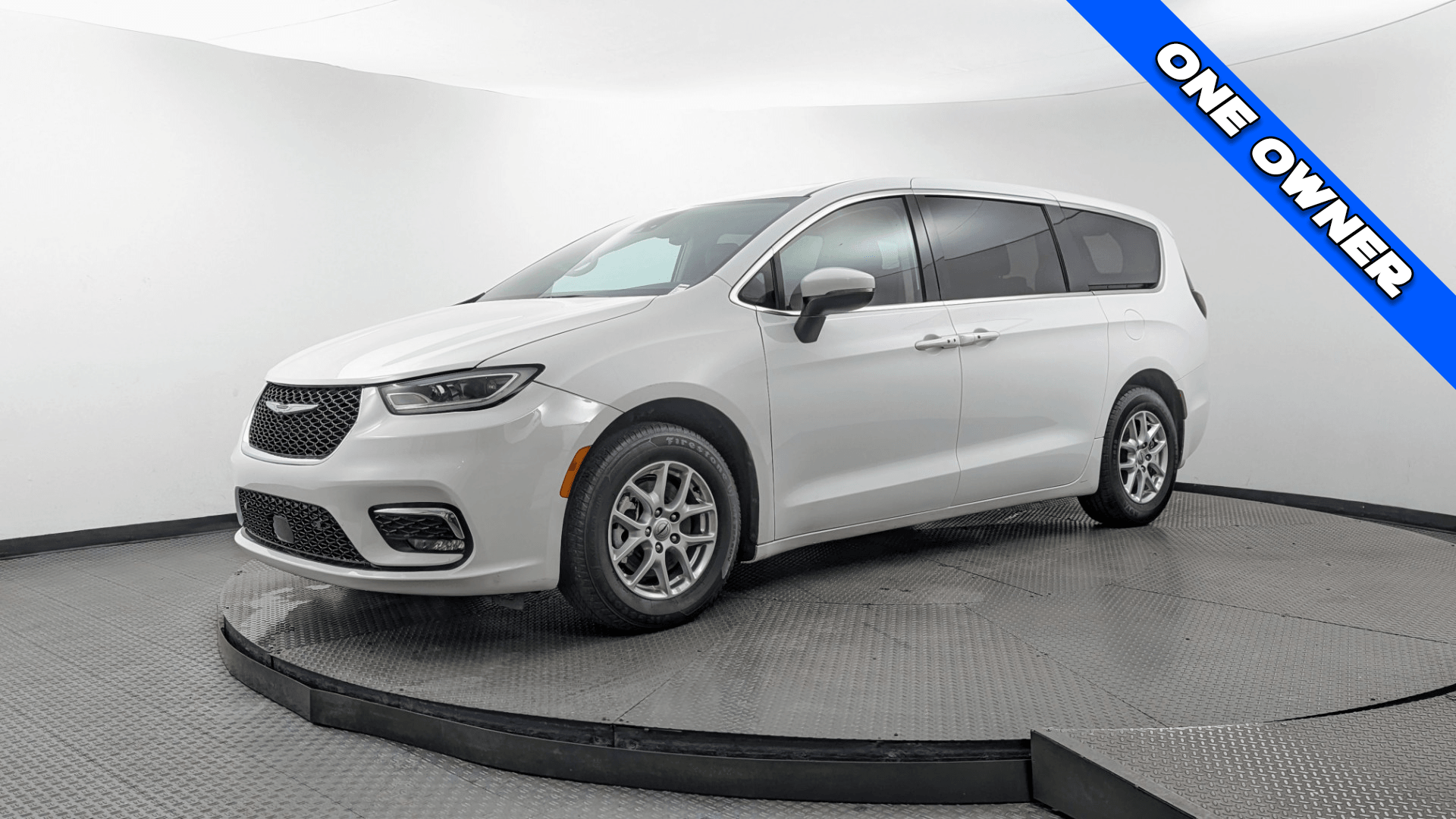 2023 Chrysler Pacifica Touring L's photo