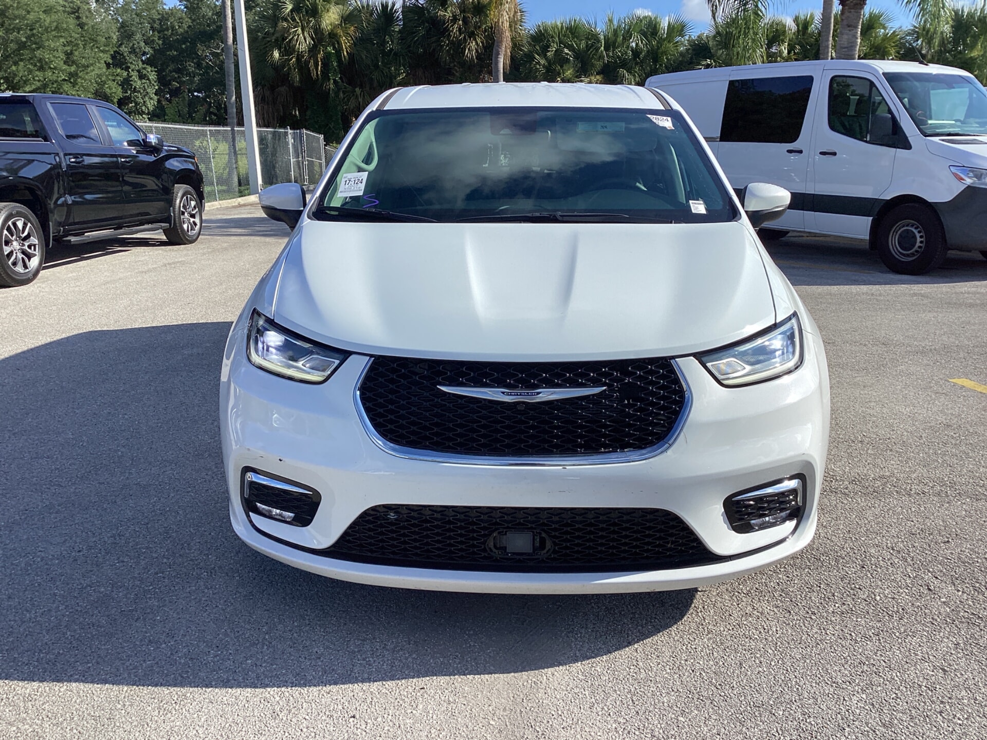 2023 Chrysler Pacifica Touring L's photo