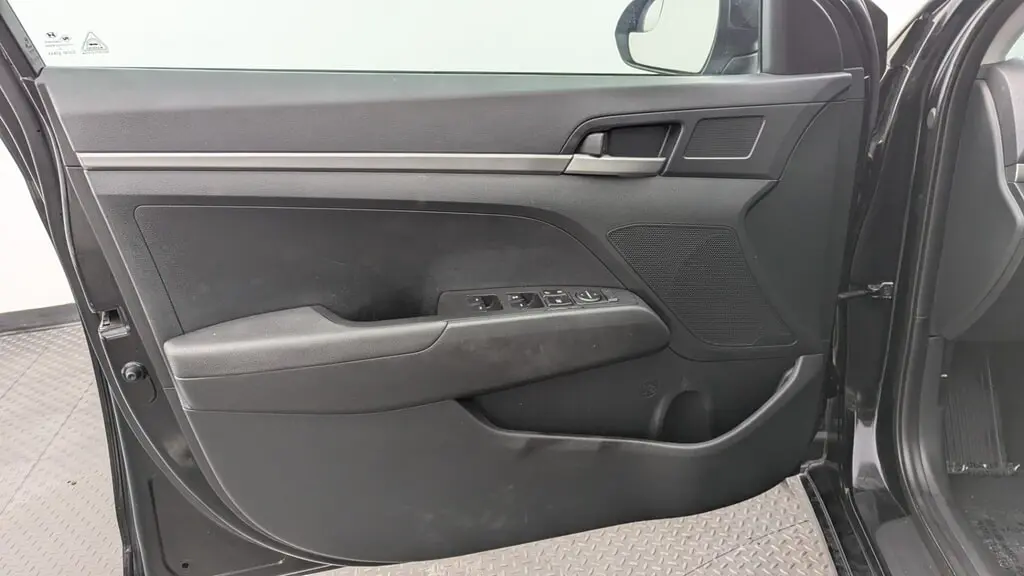 2019 HYUNDAI ELANTRA SE photo 12