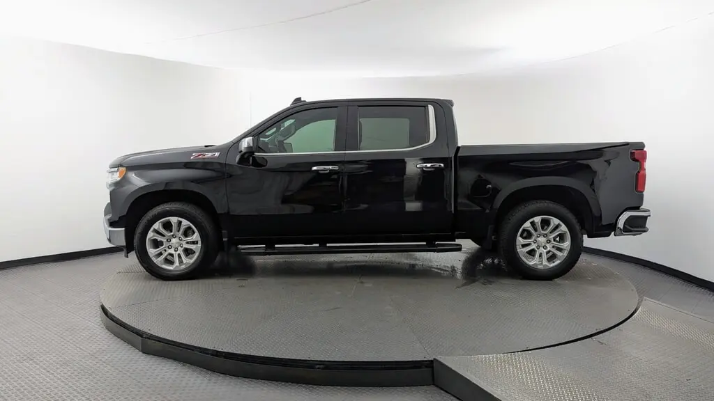 2023 CHEVROLET SILVERADO 1500 LTZ photo 2