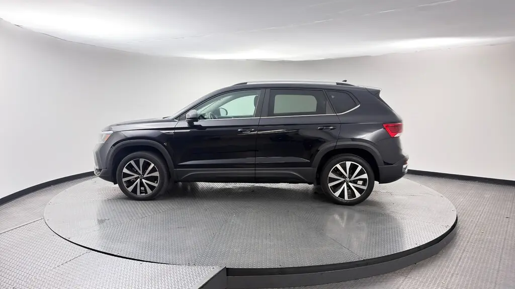 2023 VOLKSWAGEN TAOS SE photo 2