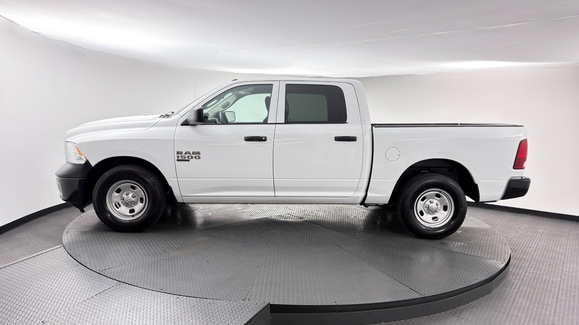 2022 RAM 1500 CLASSIC TRADESMAN photo 2