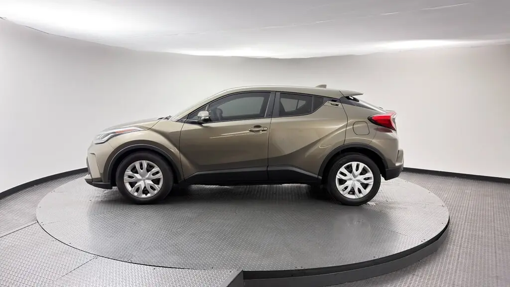 2021 TOYOTA C-HR LE photo 2