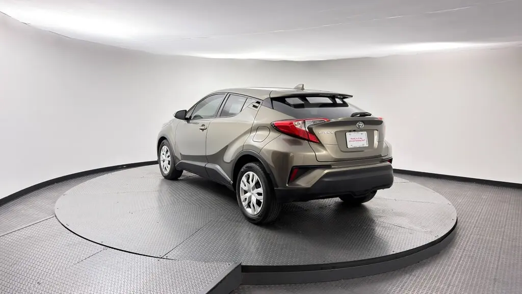 2021 TOYOTA C-HR LE photo 5