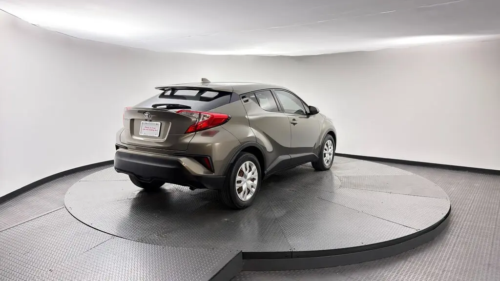 2021 TOYOTA C-HR LE photo 7