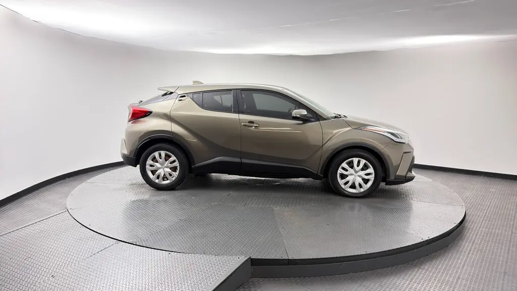 2021 TOYOTA C-HR LE photo 8