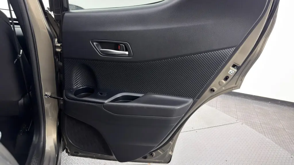 2021 TOYOTA C-HR LE photo 20