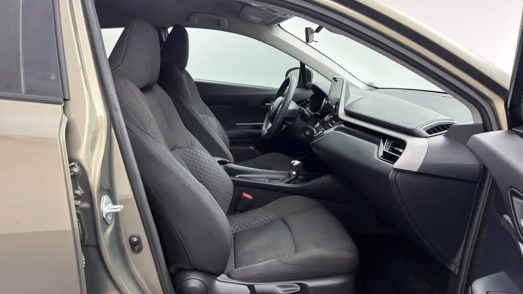 2021 TOYOTA C-HR LE photo 21