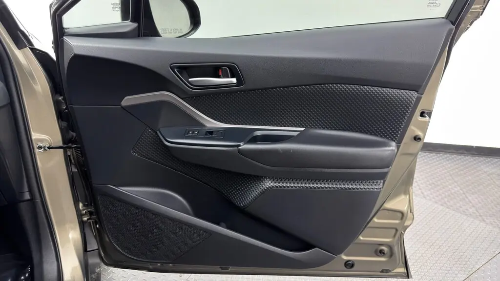 2021 TOYOTA C-HR LE photo 22
