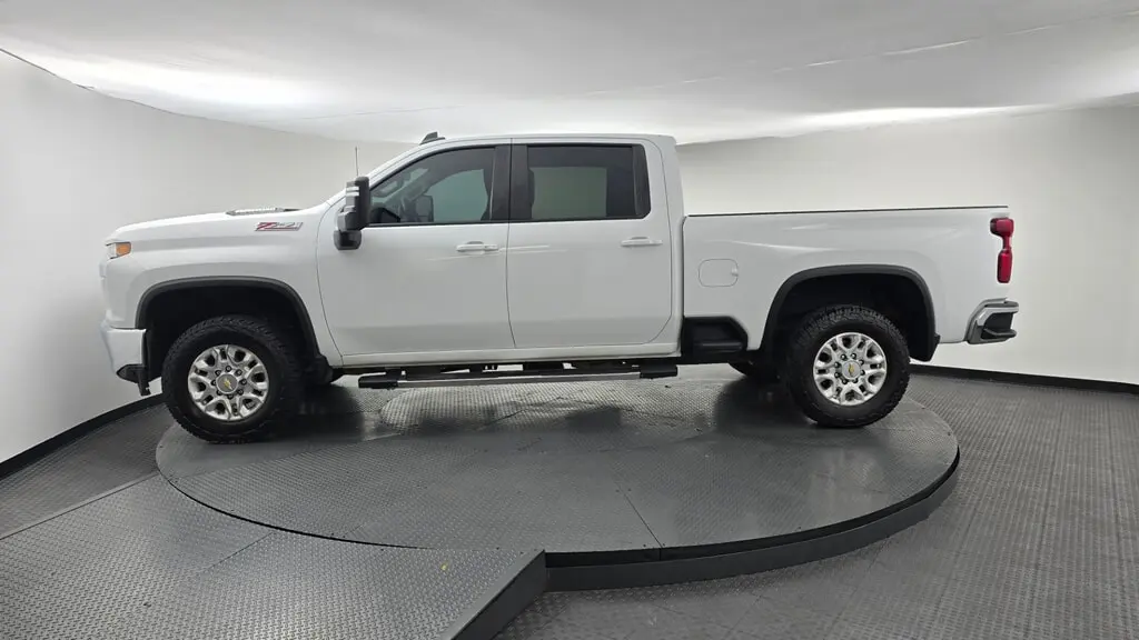 2023 CHEVROLET SILVERADO 2500HD LT photo 2