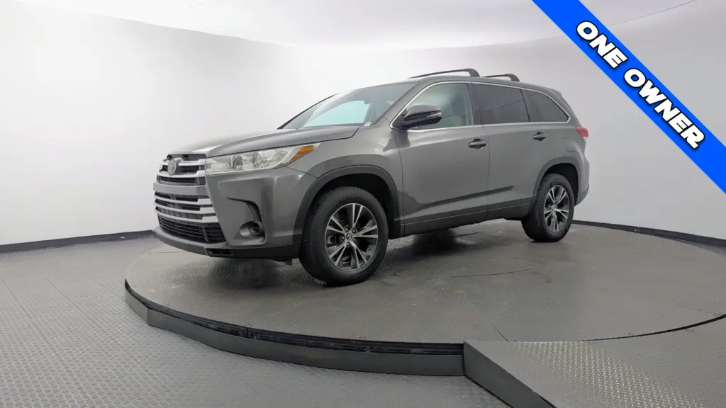 2018 TOYOTA HIGHLANDER LE photo 1