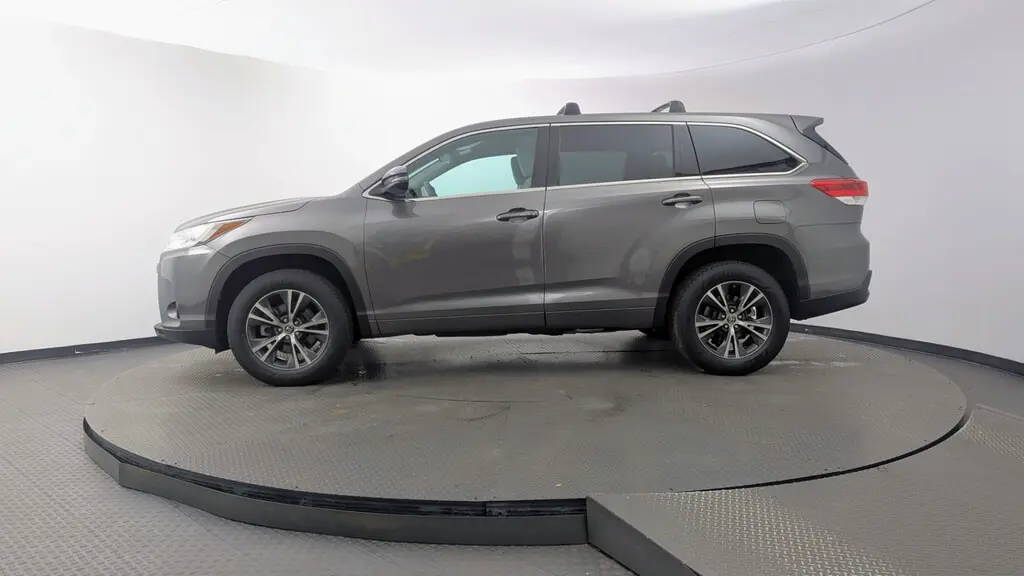 2018 TOYOTA HIGHLANDER LE photo 2