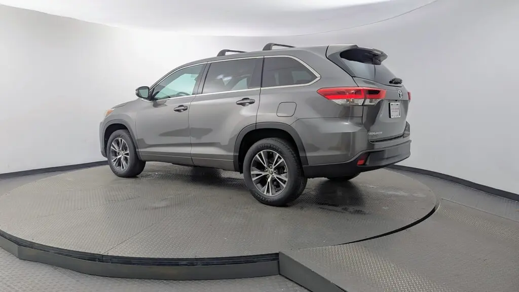 2018 TOYOTA HIGHLANDER LE photo 5