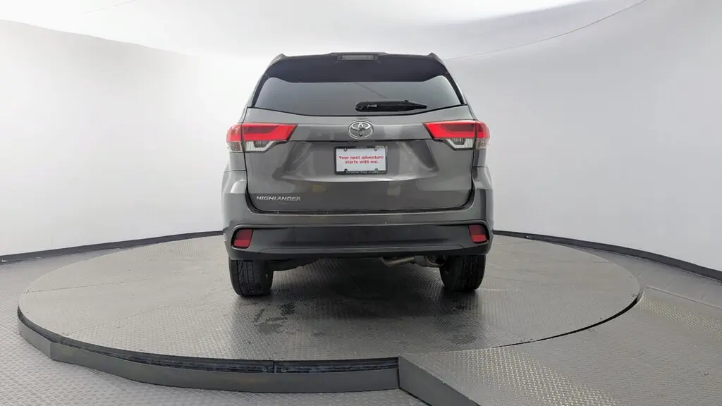 2018 TOYOTA HIGHLANDER LE photo 6