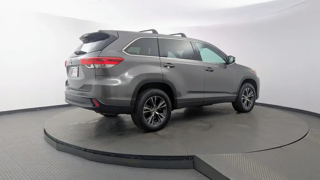2018 TOYOTA HIGHLANDER LE photo 7
