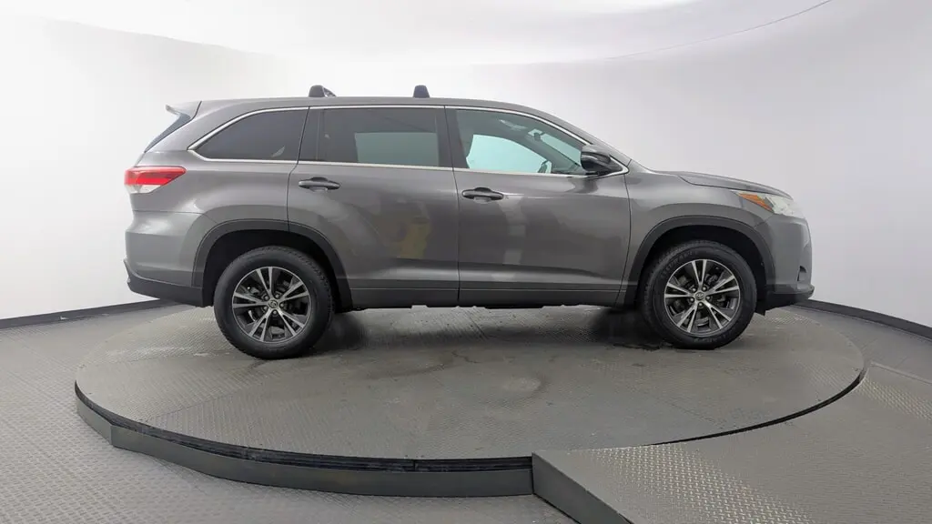 2018 TOYOTA HIGHLANDER LE photo 8