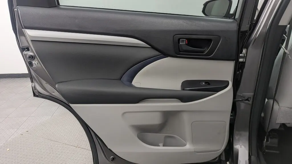 2018 TOYOTA HIGHLANDER LE photo 15