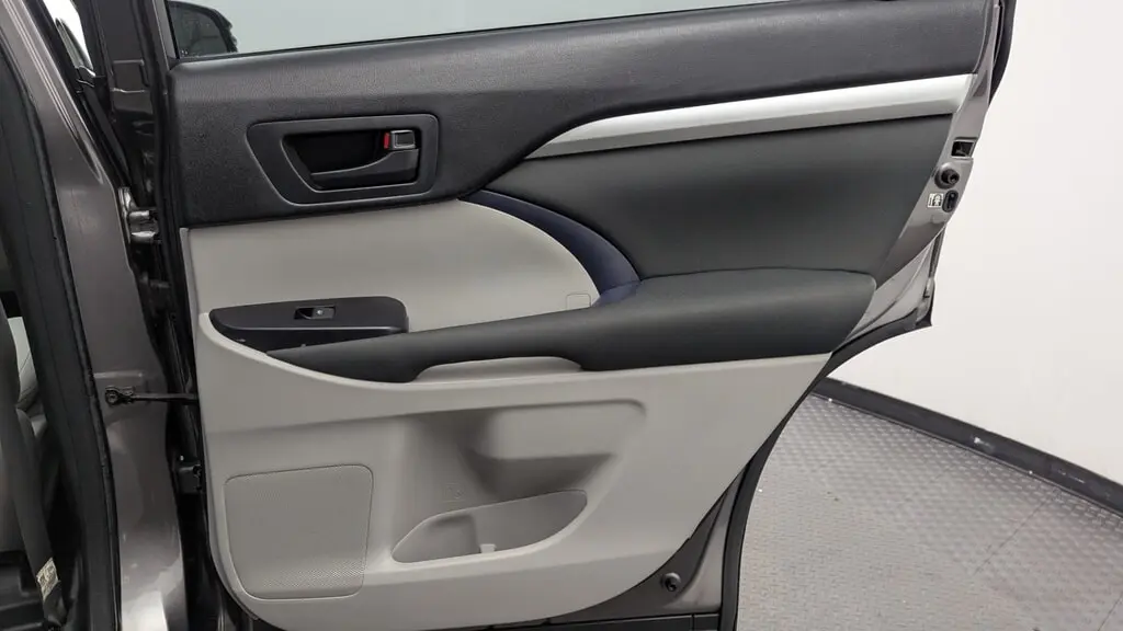 2018 TOYOTA HIGHLANDER LE photo 21