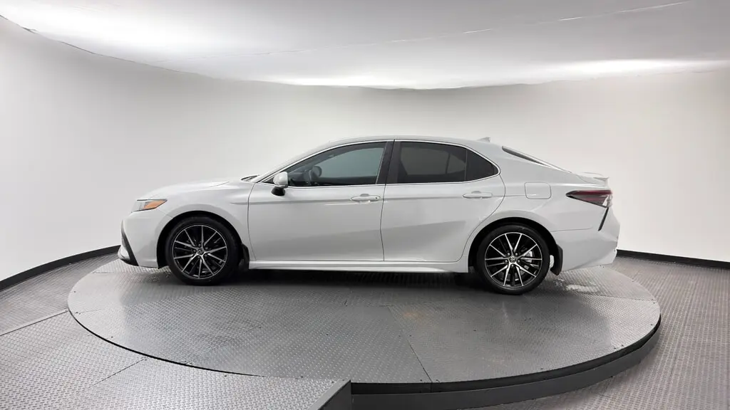 2022 TOYOTA CAMRY SE photo 2