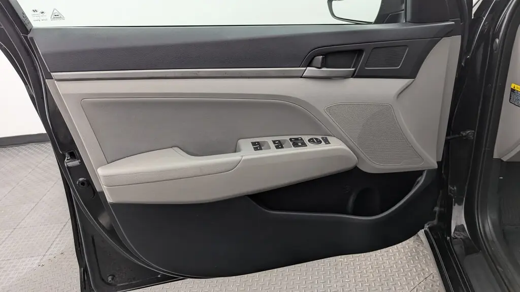 2017 HYUNDAI ELANTRA SE photo 12