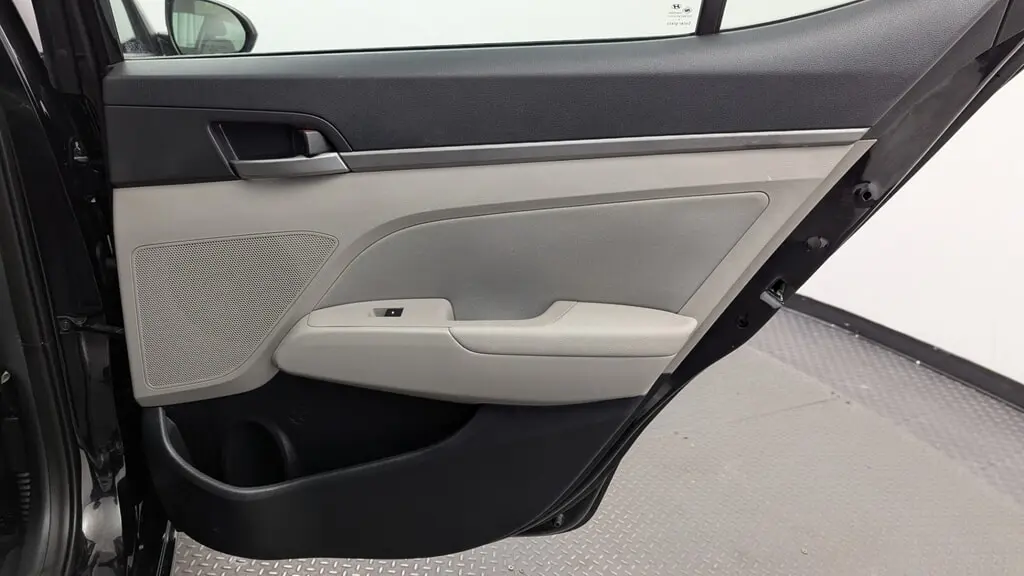 2017 HYUNDAI ELANTRA SE photo 18