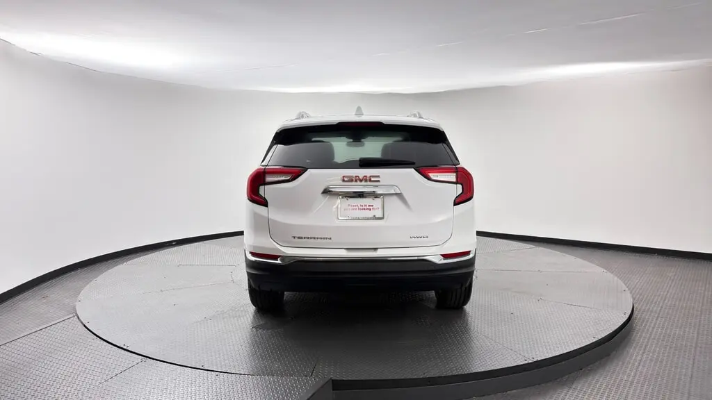 2024 GMC TERRAIN SLT photo 2