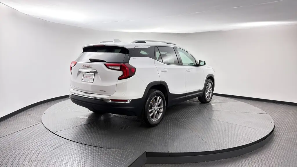 2024 GMC TERRAIN SLT photo 5