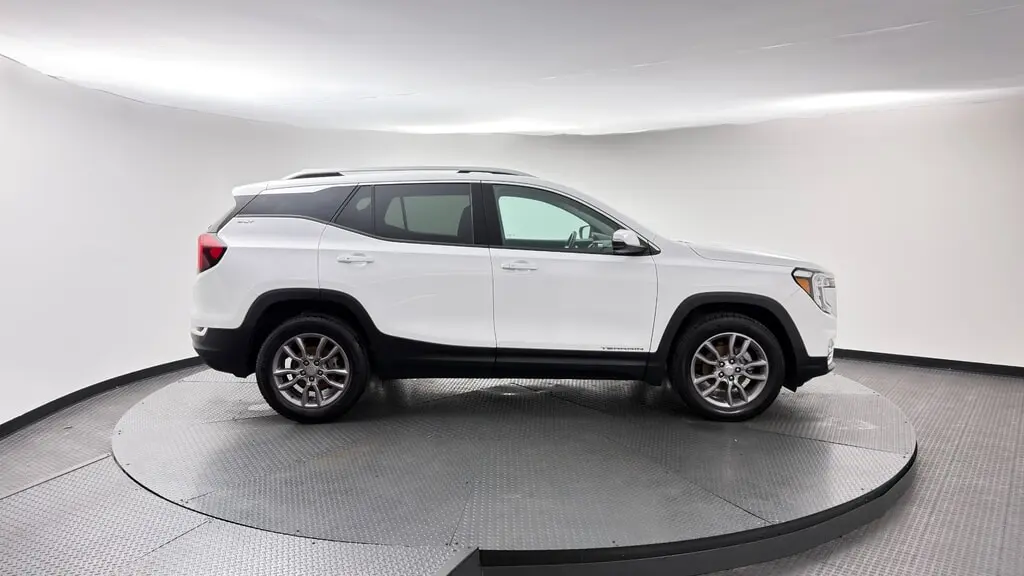 2024 GMC TERRAIN SLT photo 6