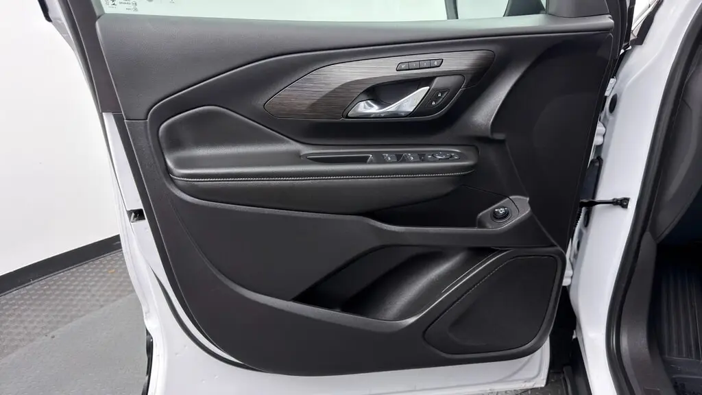2024 GMC TERRAIN SLT photo 8