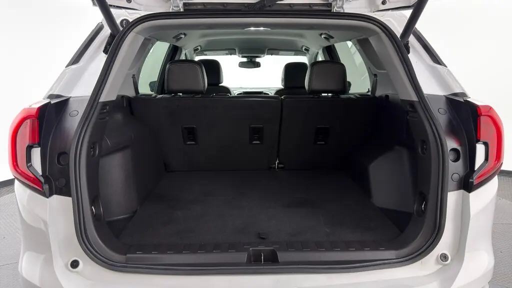 2024 GMC TERRAIN SLT photo 13