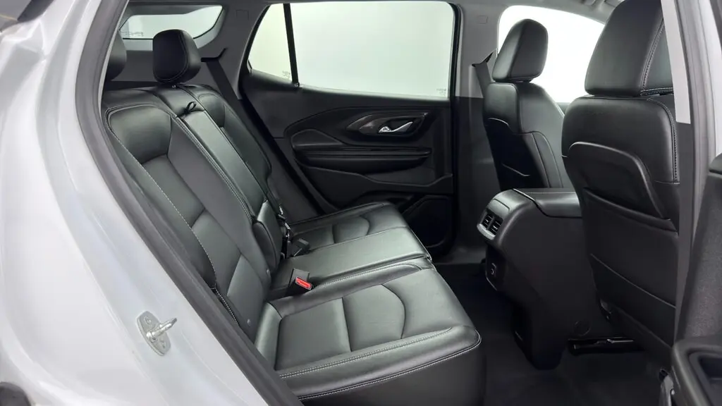 2024 GMC TERRAIN SLT photo 15