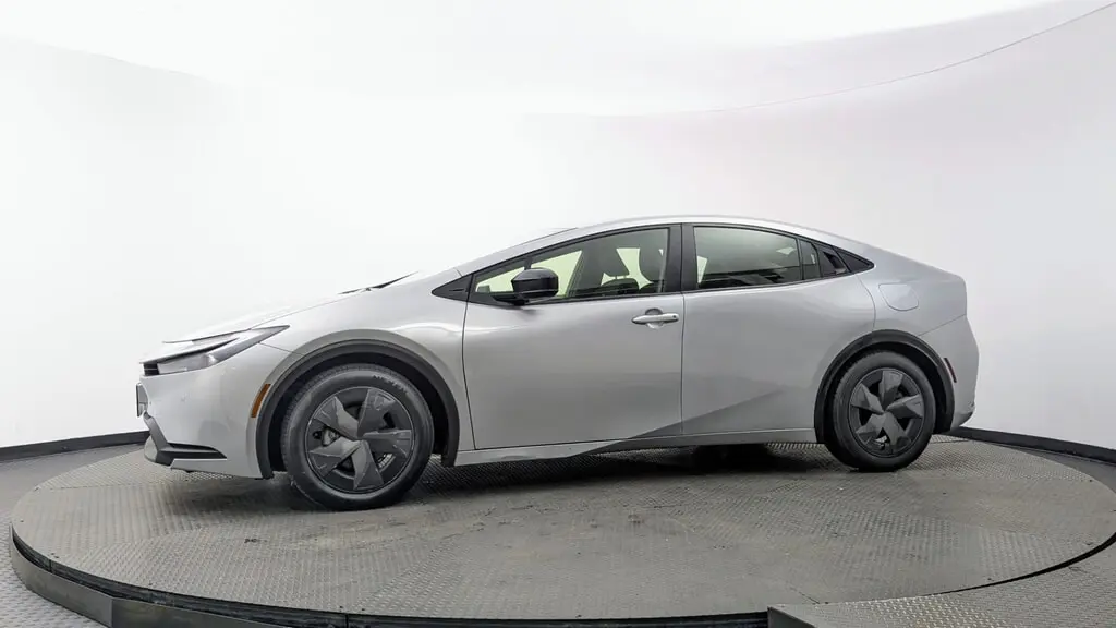 2023 TOYOTA PRIUS LE photo 2