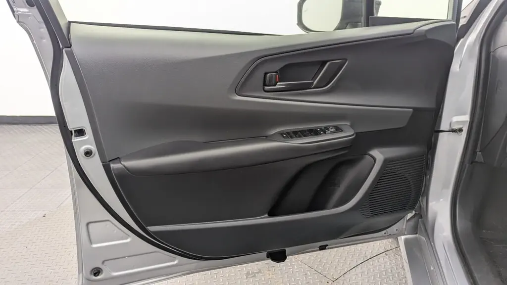 2023 TOYOTA PRIUS LE photo 12