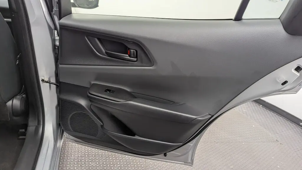 2023 TOYOTA PRIUS LE photo 18